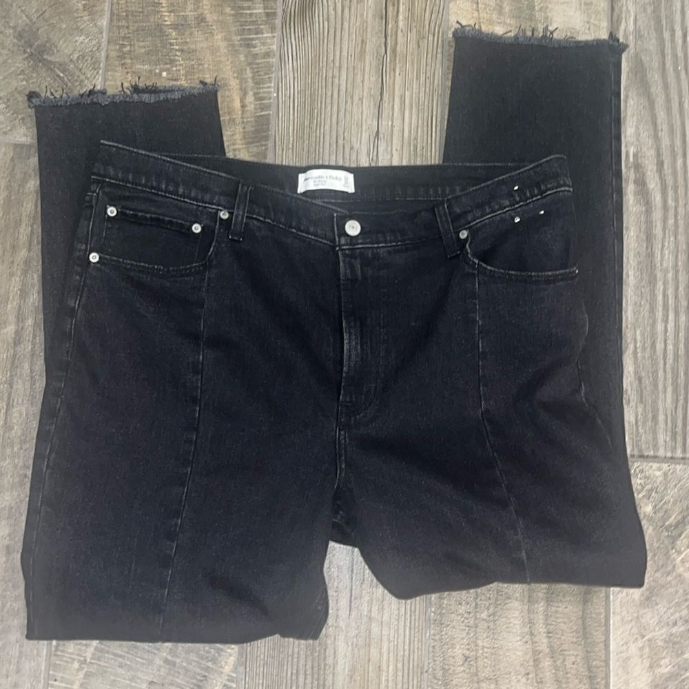 Nwt Abercrombie & Fitch The skinny high rise jeans w/ split frayed bottoms.